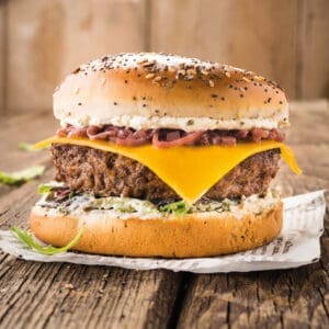 Beef burger with shallots