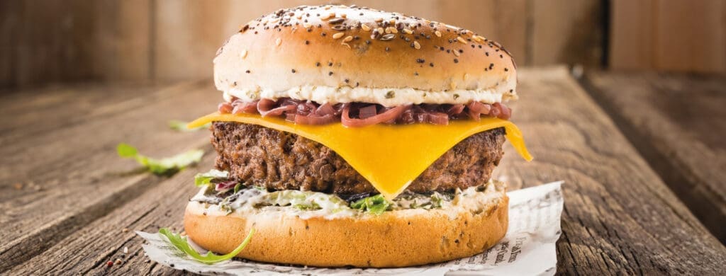 Beef burger with shallots