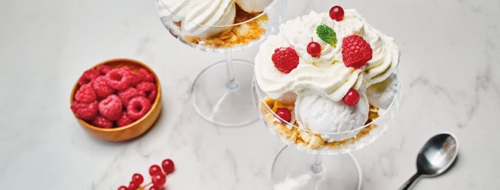 Cheesecake ice cream sundae